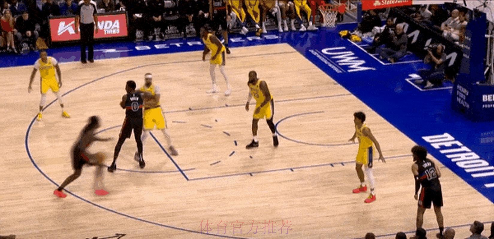 斯图尔特和布朗相互拉拽引发冲突，裁判回看吹罚两人各技犯